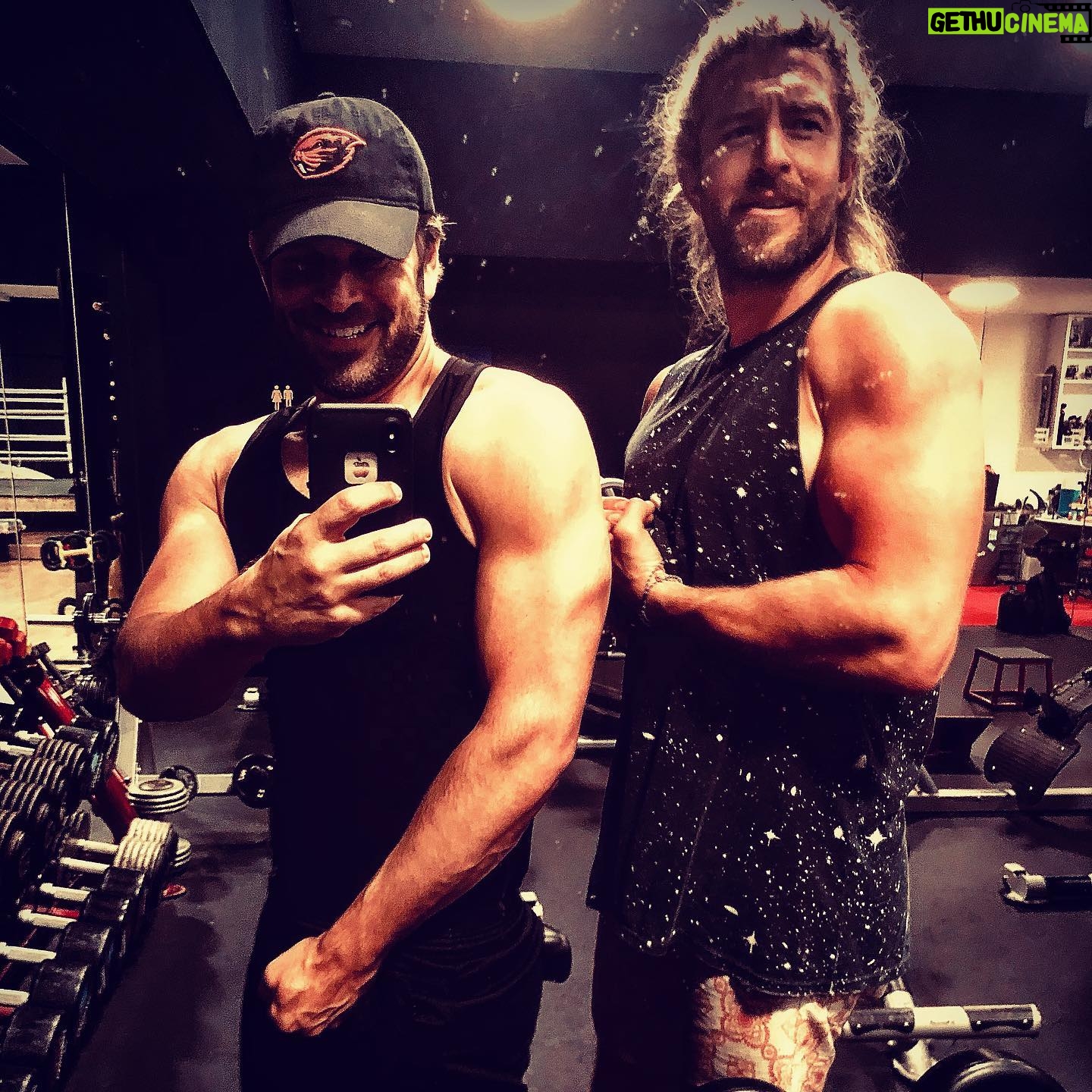 John Brotherton - 1.9K Likes - “They only notice the shadows”
-EricTheTrainer
💪😂
.
.
.
#ABC
#AlwaysBeCheesin
.
.
.
@zachsudfeld
@ericthetrainer