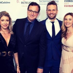 John Brotherton Instagram - ❤️ #HugLikeBob ❤️
.
.
huglikebob.com
&
represent.com/srf
.
💯%$ to srfcure.org
.
.
.
I love these people 
We love you Bob 
🙏❤️👆