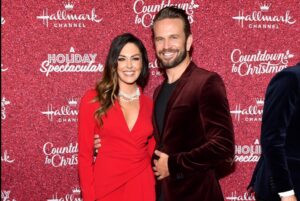 John Brotherton Instagram - @hallmarkchannel you outdid yourself! What an epic event for #countdowntochristmas Much love and appreciation to #Hallmark and all you incredible FANS!!! 🎄❤️🤙
#lightscamerachristmas