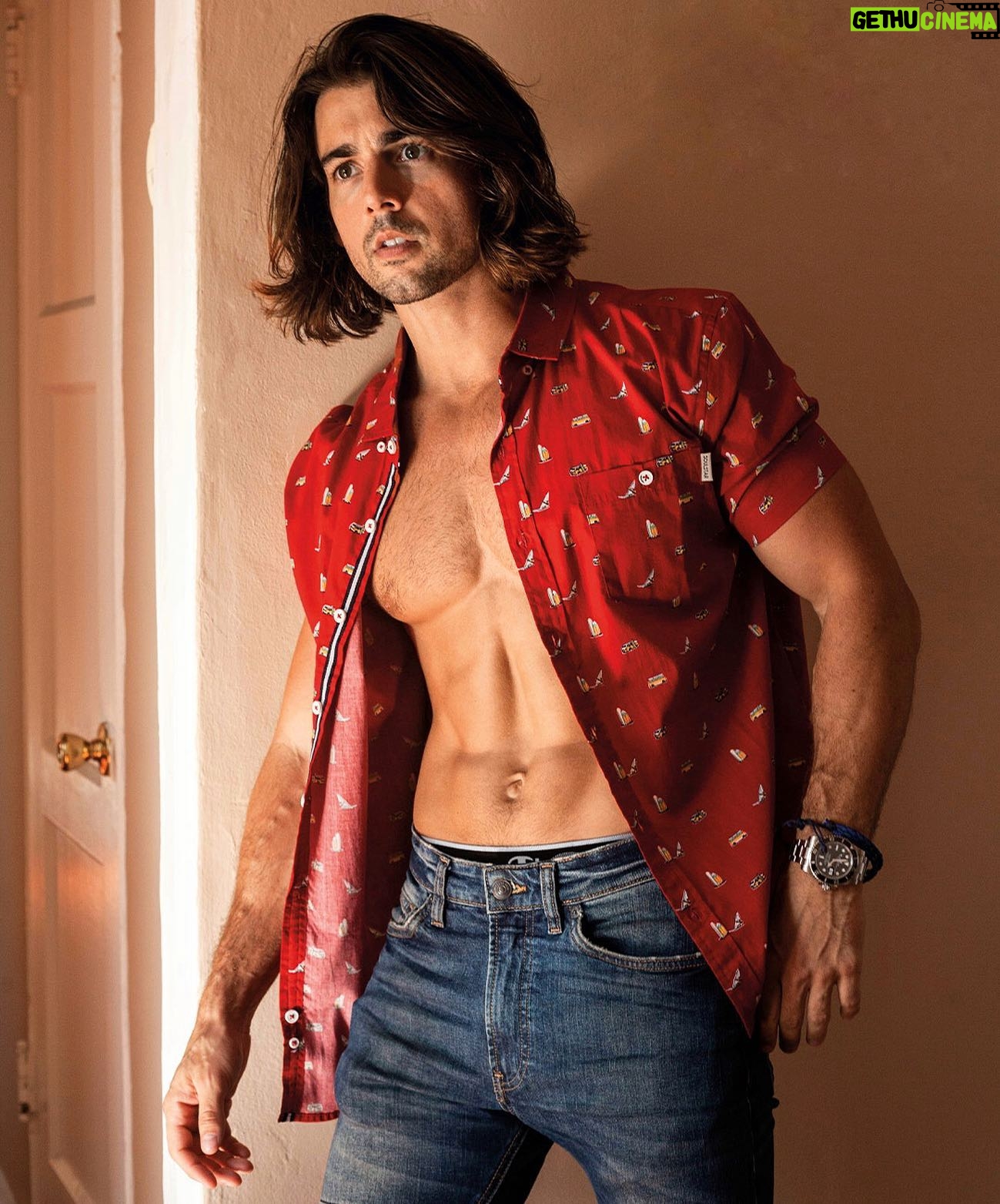 John DeLuca - 20.1K Likes - Me showing up 5 days late to Valentine’s Day to find that all the chocolate has been eaten 🤷🏻♂️🥀
📸: @jonathanjdambrosio
🎬: @mitchellprojects
💇🏻♂️: @josephmhair