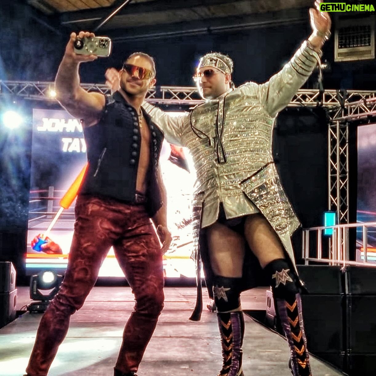 John Hennigan - 5K Likes - Took the stage for a Q & A with @thetayavalkyrie in Manchester UK⦠when this guy said āBro, I swear I donāt talk as much as the Miz, can I get a picā¦ā š¤£š¤£