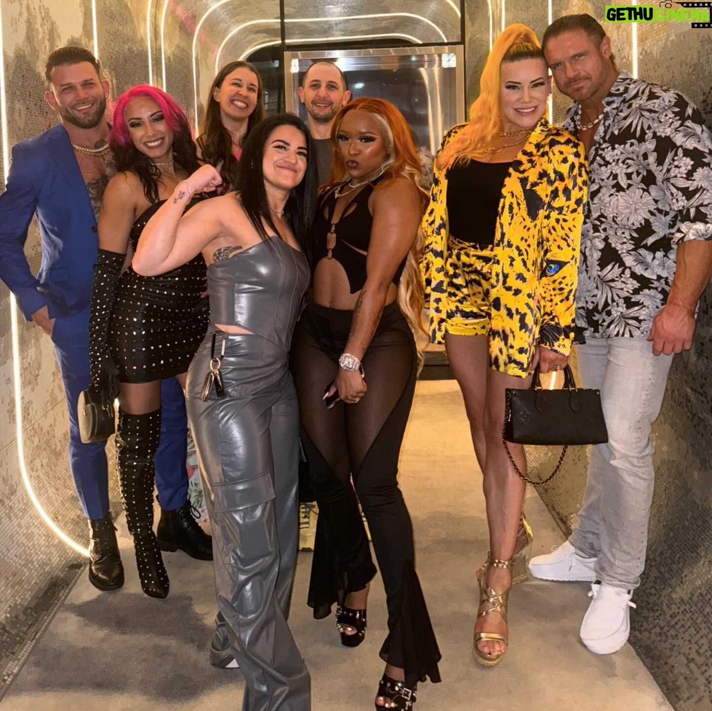 John Hennigan - 14.7K Likes - š¢ Ten hours in Miami, you knew we had to check out @giselle.miami with the girls. Oh and the boys were there too. šš