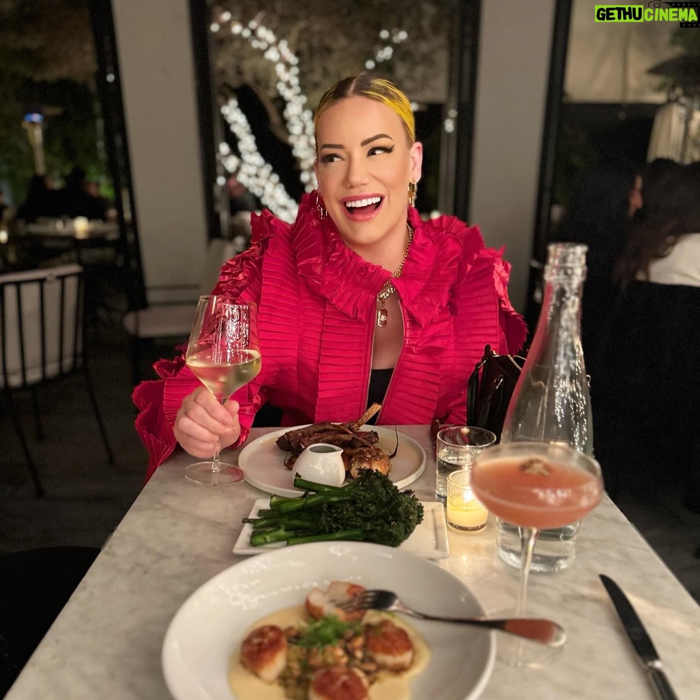 John Hennigan - 3.8K Likes - 🌶️ Last minute date night
📍 @ysabelwesthollywood
