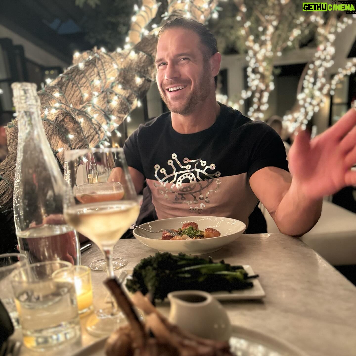 John Hennigan - 3.8K Likes - 🌶️ Last minute date night
📍 @ysabelwesthollywood