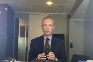 John Simm Instagram - GRACE S3 filming is up and running 🎬 🚨 and It’s great to be back! #graceitv #roygrace @itv @tall_story_pictures @peterjamesuk 
#deadlikeyou 
#deadmansgrip 
#notdeadyet
