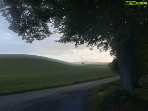 John Taylor Instagram - Det vackra landskap med bara minuter mellan de tre bilderna. En liten 15 sekunds skur kan anas på åkern i bild nr 2. #landskap #skåne #närjobbetärklart
