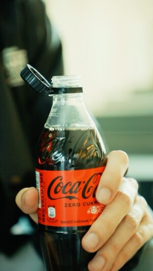 Johny Machette Instagram - Potkali jste se už s touto novinkou, kterou zavedla Coca-Cola? Víčko je záměrně připevněné k lahvi, aby mohlo dojít k jednodušší recyklaci, a proto víčka neodtrhávejte. Coca-Cola už nyní udělala něco, co čeká všechny plastové lahve podle nařízení EU od léta 2024.! Tedy jen dopředu reaguje na něco, co bude standart a já jsem rád, že nečekají na poslední možný termín, ale pustili se do toho rovnou. Všichni mluvíme o ESG, udržitelnosti a tweetujeme o 106 o věcech, které mají zachránit tuhle planetu. Tak snad toto rozhodnutí EU pomůže k lepší recyklaci plastů. Jdu si na to začít zvykat.

#cocacolaczsk #tetheredcaps #neodnimatelnavicka #esg