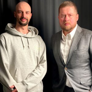 Johny Machette Instagram - Inflaci jsme nezastavili, ale radu jak se zabezpečit na důchod a kam investovat jsem dostal. Proč to píšu? Neptal jsem se pro sebe, ale pro ty z vás, které to zajímalo. Potkal jsem se s členem rady ČNB, který přišel k nám do práce nahrát rozhovor pro @insiderpodcast.cz , který je už online! Aleš Michl mi pro vás natočil video, kde odpovídal na vaše otázky. Zítra zveřejním tu radu až to kamarád otitulkuje 😅 do té doby si poslechněte Insider a klidně mi do DM napište, jak vás formát Q&A v IG story bavil a jestli byste měli o to zájem. Do Insideru chodí zajímavý hosté, a tak si řikám: proč toho nevyužít a nezeptat se jich na to, co zajímá vás - moje sledující 🤷🏻‍♂️