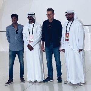 Johny Machette Instagram - Návštěva @expo2020dubai v pár fotkách byla jakože: 

1/10 - Já, moje radost a Expo 
2/10 - Potkali jsme Perníkovýho tátu 
3/10 - Padesát let zpátky byla Dubai jen písek
4/10 - Pavilon: Nový zéland 
5/10 - Upozornění: dodržujte pitný režim!
6/10 - Největším překvapením se stal pavilon Nizozemska
7/10 - Vojtovi z toho všeho jde hlava kolem a Klára to s náma stále nevzdala. Tedy doufám… přes ty roušky se emoce poznávají hůř
8/10 - Pavilon Mobility aneb jaká budoucnost nás čeká
9/10 - My tři, socha a generál nebo nevim. Na vojnu jsem nechodil, ale český pavilon má jak @pilsner.urquell tak svíčkovou
10/10 - 👉🏼👈🏼

Nestihli jsme zdaleka vše, co jsme chtěli, ale zvládli jsme toho víc než jsme čekali. Expo stojí rozhodně za návštěvu a jsem rád, že kolegové s nápadem: udělejme si dovolenou přišli ✌🏼😬 zítra další den a další dobrodružství. Krásných 30 stupňů v listopadu mě dnes nutí se ptát, proč jsem návštěvu Dubaie odkládal tak dlouho 👀 #VisitDubai #expo2020