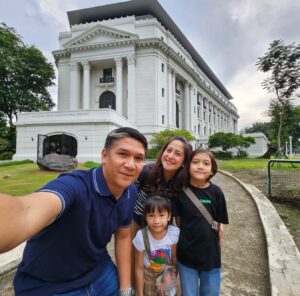 Jolina Magdangal Instagram - Dahil hindi natuloy sa taping.. biglaang  inilabas namin si Pele at Vika. Fieldtrip!!!!!!! Nagpunta kami sa National Museum of Natural History. Isang makabuluhan bonding kasi madaming kaalaman ang naiuwi namin. Tuwang tuwang ang nanay heart ko na may mga bagay na sabay namin natutututunan ng mga anak ko.

Punta kayo dun.. libre lang walang entrance fee. Basta may valid id lang pwede na pumasok.😊

#PeleSerye #TeleVika #fieldtrip  #random #itsmorefuninthephilippines