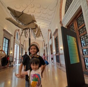 Jolina Magdangal Instagram - Dahil hindi natuloy sa taping.. biglaang  inilabas namin si Pele at Vika. Fieldtrip!!!!!!! Nagpunta kami sa National Museum of Natural History. Isang makabuluhan bonding kasi madaming kaalaman ang naiuwi namin. Tuwang tuwang ang nanay heart ko na may mga bagay na sabay namin natutututunan ng mga anak ko.

Punta kayo dun.. libre lang walang entrance fee. Basta may valid id lang pwede na pumasok.😊

#PeleSerye #TeleVika #fieldtrip  #random #itsmorefuninthephilippines