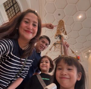 Jolina Magdangal Instagram - Dahil hindi natuloy sa taping.. biglaang  inilabas namin si Pele at Vika. Fieldtrip!!!!!!! Nagpunta kami sa National Museum of Natural History. Isang makabuluhan bonding kasi madaming kaalaman ang naiuwi namin. Tuwang tuwang ang nanay heart ko na may mga bagay na sabay namin natutututunan ng mga anak ko.

Punta kayo dun.. libre lang walang entrance fee. Basta may valid id lang pwede na pumasok.😊

#PeleSerye #TeleVika #fieldtrip  #random #itsmorefuninthephilippines