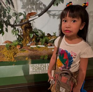 Jolina Magdangal Instagram - Dahil hindi natuloy sa taping.. biglaang  inilabas namin si Pele at Vika. Fieldtrip!!!!!!! Nagpunta kami sa National Museum of Natural History. Isang makabuluhan bonding kasi madaming kaalaman ang naiuwi namin. Tuwang tuwang ang nanay heart ko na may mga bagay na sabay namin natutututunan ng mga anak ko.

Punta kayo dun.. libre lang walang entrance fee. Basta may valid id lang pwede na pumasok.😊

#PeleSerye #TeleVika #fieldtrip  #random #itsmorefuninthephilippines