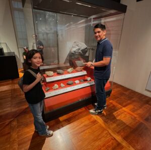 Jolina Magdangal Instagram - Dahil hindi natuloy sa taping.. biglaang  inilabas namin si Pele at Vika. Fieldtrip!!!!!!! Nagpunta kami sa National Museum of Natural History. Isang makabuluhan bonding kasi madaming kaalaman ang naiuwi namin. Tuwang tuwang ang nanay heart ko na may mga bagay na sabay namin natutututunan ng mga anak ko.

Punta kayo dun.. libre lang walang entrance fee. Basta may valid id lang pwede na pumasok.😊

#PeleSerye #TeleVika #fieldtrip  #random #itsmorefuninthephilippines