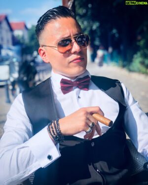Jon Ali Instagram - Men smoke cigar not chicha 🖕🏽#cohiba #smoking #wedding #ali #cigar