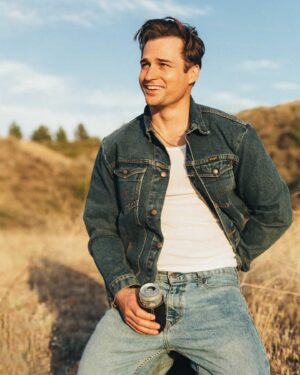 Jon Ecker Instagram - What’s more important? Keeping your beer cold...or your hand warm? 🍻
.
.
.
📷 @acgphotos