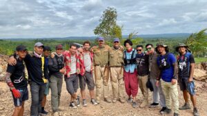 Jon Heder Instagram - I do my own stunts. Then my stunt double steps in and does his own stunts, and makes me look a lot better. It’s a team effort. 

We couldn’t have made this movie without @theactionguys the coolest stunt team in Thailand! Special thanks to @therudepokemon and @thisisbrahim for throwing me around and keeping me safe 👍
#tremorsmovie #tremors7 @tremorsmovie