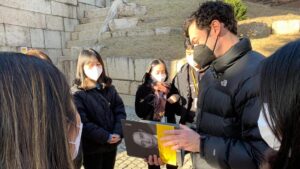 Jon Ossoff Instagram - Hiking with young Koreans in Seoul. It was special learning about their view of the world. 11/12/21

2021년 11월 12일, 서울에 있는 한국의 젊은이들과 하이킹을 했습니다. 최연소 미 연방 상원의원으로서 한국 젊은이들의 세계관을 알아볼 수 있었던 특별한 만남이었습니다.