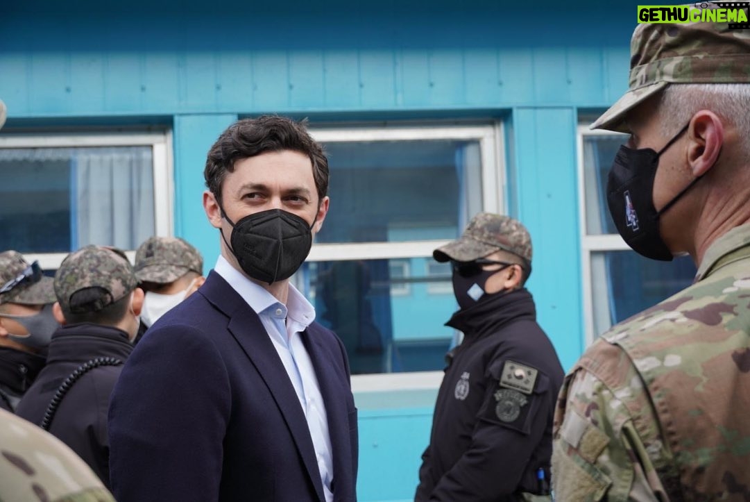 Jon Ossoff - 9.9K Likes - Inspecting U.S. and South Korean troops along the border between North and South Korea, also known as the demilitarized zone, or DMZ. 11/10/21
2021년 11월 10일, DMZ 즉 비무장지대로 알려져 있는 북한과 남한 경계지역에 배치된 미군 및 한국 군부대를 순시했습니다.