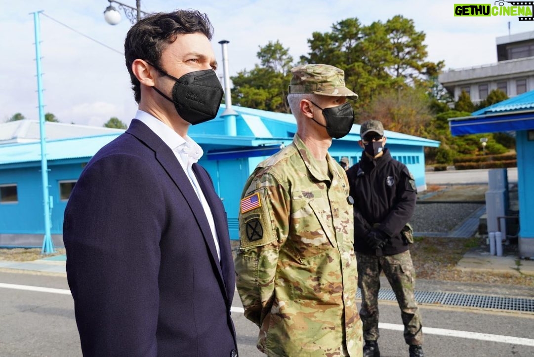Jon Ossoff - 9.9K Likes - Inspecting U.S. and South Korean troops along the border between North and South Korea, also known as the demilitarized zone, or DMZ. 11/10/21
2021년 11월 10일, DMZ 즉 비무장지대로 알려져 있는 북한과 남한 경계지역에 배치된 미군 및 한국 군부대를 순시했습니다.