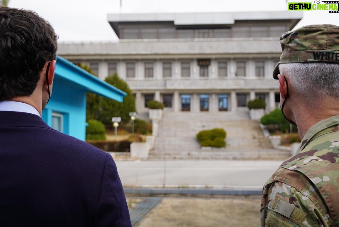Jon Ossoff - 9.9K Likes - Inspecting U.S. and South Korean troops along the border between North and South Korea, also known as the demilitarized zone, or DMZ. 11/10/21
2021년 11월 10일, DMZ 즉 비무장지대로 알려져 있는 북한과 남한 경계지역에 배치된 미군 및 한국 군부대를 순시했습니다.