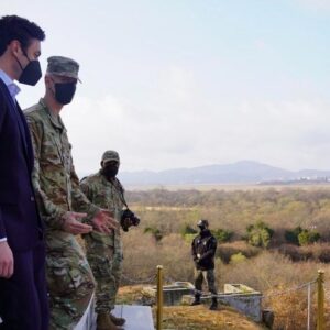 Jon Ossoff Instagram - Inspecting U.S. and South Korean troops along the border between North and South Korea, also known as the demilitarized zone, or DMZ. 11/10/21

2021년 11월 10일, DMZ 즉 비무장지대로 알려져 있는 북한과 남한 경계지역에 배치된 미군 및 한국 군부대를 순시했습니다.