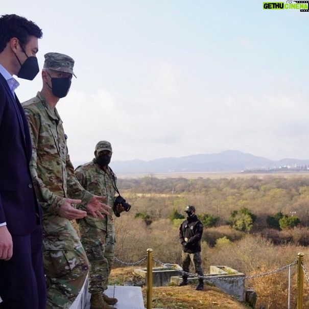 Jon Ossoff - 9.9K Likes - Inspecting U.S. and South Korean troops along the border between North and South Korea, also known as the demilitarized zone, or DMZ. 11/10/21
2021년 11월 10일, DMZ 즉 비무장지대로 알려져 있는 북한과 남한 경계지역에 배치된 미군 및 한국 군부대를 순시했습니다.