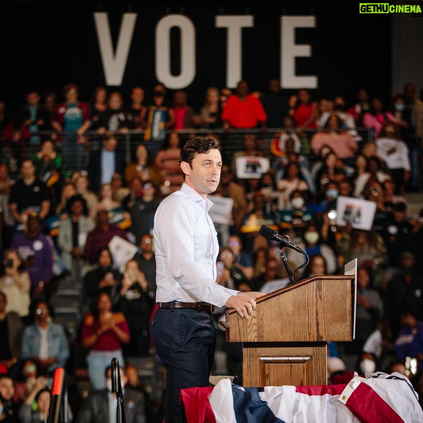 Jon Ossoff - 15.8K Likes - Thank you @BarackObama for joining us in College Park for last night’s huge GOTV rally.
VOTE EARLY! The polls are open!
📸 by @_danielschwartz