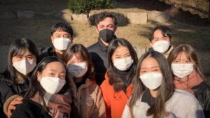 Jon Ossoff Instagram - Hiking with young Koreans in Seoul. It was special learning about their view of the world. 11/12/21

2021년 11월 12일, 서울에 있는 한국의 젊은이들과 하이킹을 했습니다. 최연소 미 연방 상원의원으로서 한국 젊은이들의 세계관을 알아볼 수 있었던 특별한 만남이었습니다.