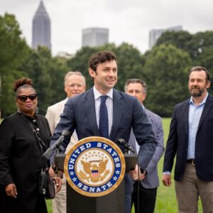 Jon Ossoff Instagram - Yesterday ☀️ Announcing passage of my Solar Energy Manufacturing for America Act.

📸 by @_danielschwartz