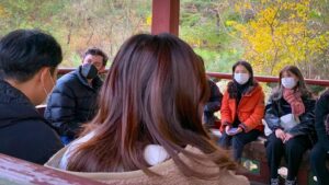 Jon Ossoff Instagram - Hiking with young Koreans in Seoul. It was special learning about their view of the world. 11/12/21

2021년 11월 12일, 서울에 있는 한국의 젊은이들과 하이킹을 했습니다. 최연소 미 연방 상원의원으로서 한국 젊은이들의 세계관을 알아볼 수 있었던 특별한 만남이었습니다.