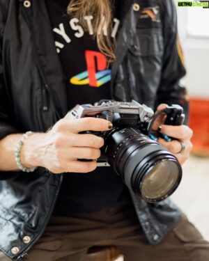 Jon Simonassi Instagram - Being a creator can be incredibly lonely, can you relate?

If you’re like me you

CONCEPTUALIZE

SHOOT

EDIT

DELIVER/UPLOAD  in solitude

I think that’s why we so intrinsically feel the need for validation of our work. It’s not the best habit and I’m aware of it but as soon as I finish an edit I immediately want to show everyone I know, part of that is healthy in terms of showcasing something I’m proud of.

But the other half is needing validation that I am skilled and valuable, and that I didn’t make a disastrous mistake when choosing this as my career path.

So how does this relate to the above photo set?

I attended @RobAnzit’s #SigmaCreativeSpaces event recently and was reminded how important community and collaboration is to every creator’s reality.

While many aspects of creativity are inherently lonesome by nature, the experience itself doesn’t have to be one in your own echo chamber.

I’m trying to surround myself with more local creators, to work in co-op spaces, to hire more talented people to assist my efforts.

The dangers of being both introverted and a perfectionist means that collaboration without micro-managing is not easy for me, but I’m aware of this and always strive to be better every day.

So what am I trying to say here?

🎤 GO TO EVENTS

👯‍♀️ COLLABORATE WITH YOUR FRIENDS

🤝 COLLABORATE WITH HUMANS YOU’VE NEVER MET

👋 GO WORK AROUND OTHER CREATORS

🤔 ASK FOR FEEDBACK, SHARE WORK WITH YOUR CIRCLE

I’m basically shouting this to myself as a reminder, and maybe it’ll be a good reminder for you too.

Thanks for reading, as always 🎬💙

📸 Photos by my new friend whom I met at this very event, @captured_by_thea_photography (see her in the last frame), thanks for approaching me and being part of the important reminder of getting out there.

#creatorsupport #sigmacanada #contentcreator #instagramcreator