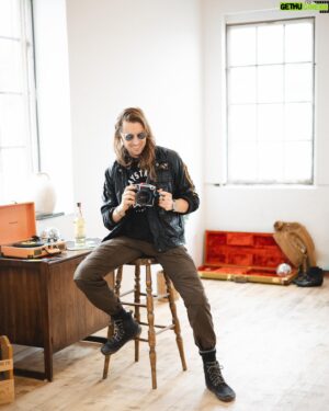 Jon Simonassi Instagram - Being a creator can be incredibly lonely, can you relate?

If you’re like me you

CONCEPTUALIZE

SHOOT

EDIT

DELIVER/UPLOAD  in solitude

I think that’s why we so intrinsically feel the need for validation of our work. It’s not the best habit and I’m aware of it but as soon as I finish an edit I immediately want to show everyone I know, part of that is healthy in terms of showcasing something I’m proud of.

But the other half is needing validation that I am skilled and valuable, and that I didn’t make a disastrous mistake when choosing this as my career path.

So how does this relate to the above photo set?

I attended @RobAnzit’s #SigmaCreativeSpaces event recently and was reminded how important community and collaboration is to every creator’s reality.

While many aspects of creativity are inherently lonesome by nature, the experience itself doesn’t have to be one in your own echo chamber.

I’m trying to surround myself with more local creators, to work in co-op spaces, to hire more talented people to assist my efforts.

The dangers of being both introverted and a perfectionist means that collaboration without micro-managing is not easy for me, but I’m aware of this and always strive to be better every day.

So what am I trying to say here?

🎤 GO TO EVENTS

👯‍♀️ COLLABORATE WITH YOUR FRIENDS

🤝 COLLABORATE WITH HUMANS YOU’VE NEVER MET

👋 GO WORK AROUND OTHER CREATORS

🤔 ASK FOR FEEDBACK, SHARE WORK WITH YOUR CIRCLE

I’m basically shouting this to myself as a reminder, and maybe it’ll be a good reminder for you too.

Thanks for reading, as always 🎬💙

📸 Photos by my new friend whom I met at this very event, @captured_by_thea_photography (see her in the last frame), thanks for approaching me and being part of the important reminder of getting out there.

#creatorsupport #sigmacanada #contentcreator #instagramcreator