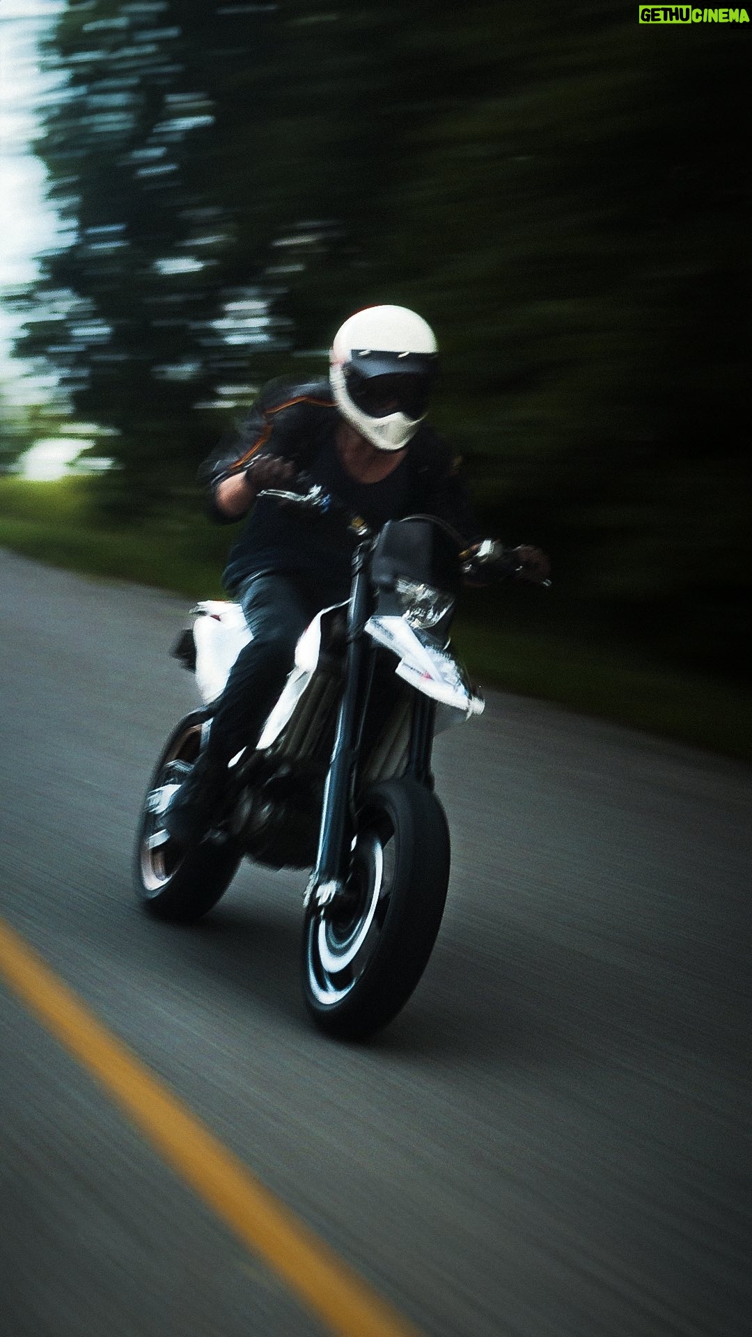 Jon Simonassi - 298 Likes - No matter how bad your day, your bike will make you feel better ❤️🩹
Shot on the @lumix s5iix
🎥 @alitheace
🚙 @juanjosela