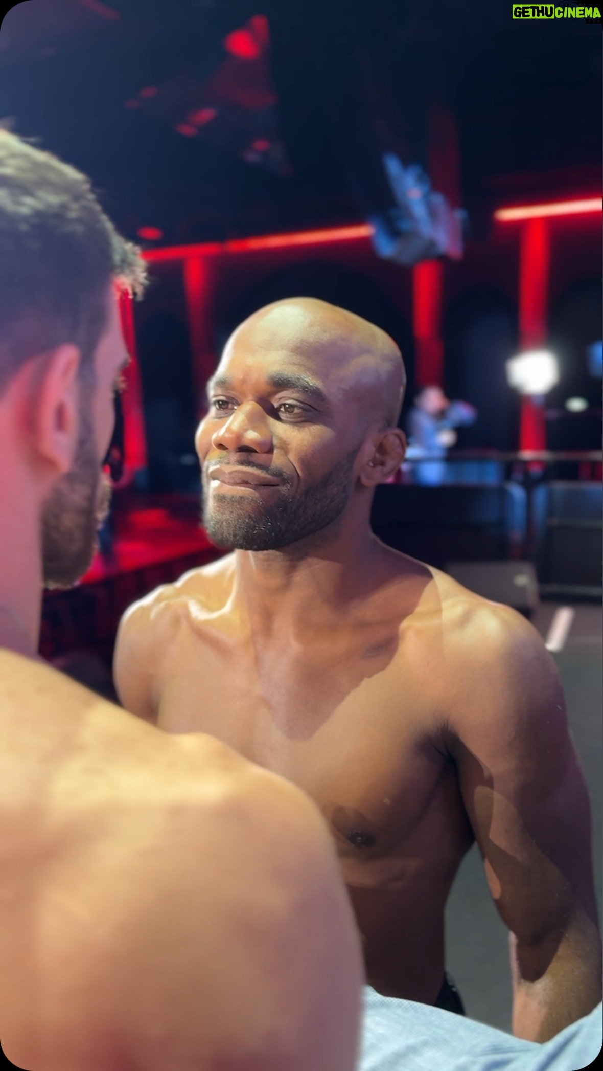 Jonas Bilharinho - 3.7K Likes - FEATHERWEIGHTS! 🔥
🇫🇷 Yves Landu 🆚 Jonas Bilharinho 🇧🇷
#BellatorParis | THIS FRIDAY
🇺🇸 Live on MAX from 12P ET
🇫🇷 Live on DAZN from 6P CEST
📺 Bellator.com/watch
🎟️ Link in bio
