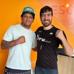 Jonas Bilharinho Instagram - 🇧🇷A diferença do show pro backstage! 

🇺🇸The diference between showtime and backstage!

🦁 @gilbert_burns 

💼 @thequantichub 

#mma #mmabrasil #mmalife #lfa #lfabrasil #kosquad #bilharinho