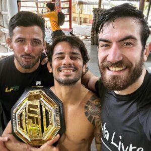 Jonas Bilharinho Instagram - 🇧🇷Uma foto de milhões! Tirou onda demais irmão, buscou, buscou e encontrou! 🦁🔥

🇺🇸A million dollars picture! Keep the pursuit and you will find it!
 
💼 @autostarvolvo 

#mma #mmabrasil #campeão #champion #cinturão #kosquad #bilharinho