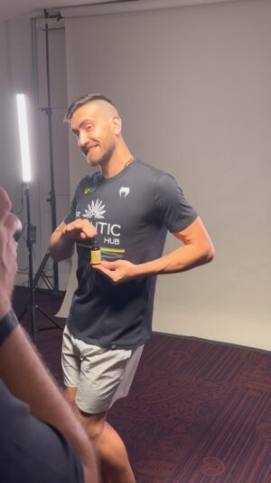 Jonas Bilharinho Instagram - 🇧🇷Fiz uma brincadeira durante uma gravação pra @thequantichub e fui pego, o @michaelpqd_ não dá mole, o mlk é um míssil com a câmera na mão também! 😂

🇺🇸I’ve been caught during a comercial record for @thequantichub , @michaelpqd_ is also a missile with a camera 

💼 @thequantichub 🧬

#mma #mmabrasil #quantic #thequantichub #bilharinho #kosquad #lfa