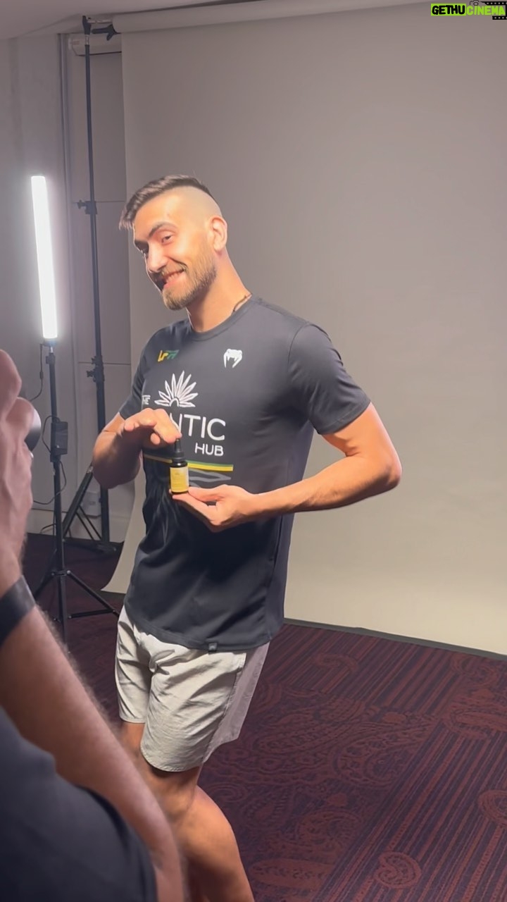 Jonas Bilharinho - 805 Likes - 🇧🇷Fiz uma brincadeira durante uma gravação pra @thequantichub e fui pego, o @michaelpqd_ não dá mole, o mlk é um míssil com a câmera na mão também! 😂
🇺🇸I’ve been caught during a comercial record for @thequantichub , @michaelpqd_ is also a missile with a camera
💼 @thequantichub 🧬
#mma #mmabrasil #quantic #thequantichub #bilharinho #kosquad #lfa