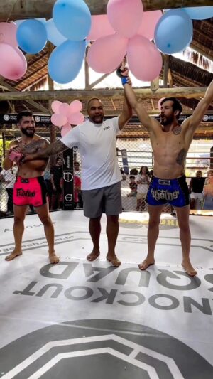 Jonas Bilharinho Instagram - 🇧🇷Foi uma honra fazer parte desse momento tão marcante! Ao lado de @gabrielsilvamma pudemos protagonizar o momento oficial da notícia da chegada do Lucca ❤️

Parabéns @rafael__feijao e @nayllanasilveira , por esse futuro membro da @kosquadmma , muito obrigado por me deixarem@fazer parte desse momento incrível 🥰

🇺🇸It was an honor to be part of such a remarkable moment! Alongside @gabrielsilvamma we were able to star in the official moment of the news of Lucca’s arrival ❤️

Congratulations @rafael__feijao and @nayllanasilveira , for this future member of @kosquadmma , thank you very much for letting me be part of this incredible moment! 🥰

💼 @agriocaroficial @marcioandre.campos 

📷 @jvsilveira 

#mma #mmabrasil #chadebebe #charevelacao #chárevelação #kosquad #bilharinho