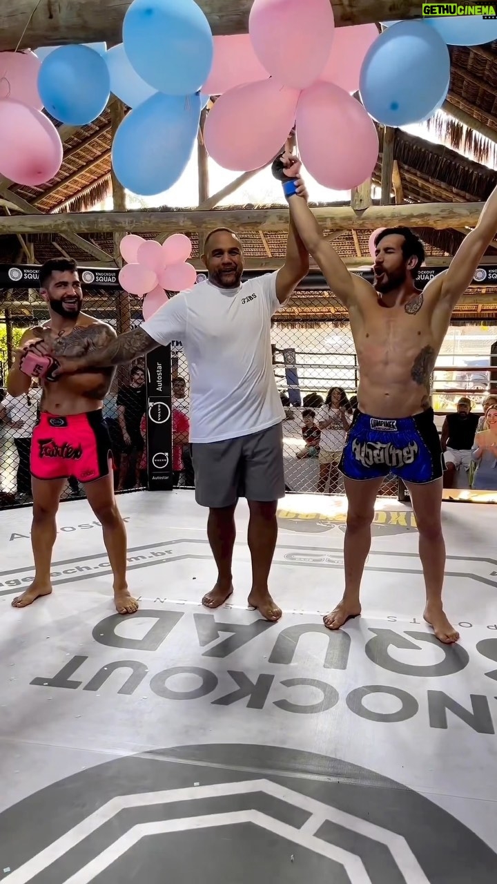 Jonas Bilharinho - 4.1K Likes - 🇧🇷Foi uma honra fazer parte desse momento tão marcante! Ao lado de @gabrielsilvamma pudemos protagonizar o momento oficial da notícia da chegada do Lucca ❤️
Parabéns @rafael__feijao e @nayllanasilveira , por esse futuro membro da @kosquadmma , muito obrigado por me deixarem@fazer parte desse momento incrível 🥰
🇺🇸It was an honor to be part of such a remarkable moment! Alongside @gabrielsilvamma we were able to star in the official moment of the news of Lucca’s arrival ❤️
Congratulations @rafael__feijao and @nayllanasilveira , for this future member of @kosquadmma , thank you very much for letting me be part of this incredible moment! 🥰
💼 @agriocaroficial @marcioandre.campos
📷 @jvsilveira
#mma #mmabrasil #chadebebe #charevelacao #chárevelação #kosquad #bilharinho
