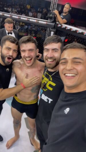 Jonas Bilharinho Instagram - Vitória por finalização @lucasbilharinho 🥷🏼🏆

Sem palavras para você meu irmão, estreando no MMA profissional com essa vitória MAIÚSCULA! Coração, técnica e muita humildade. Você é GIGANTE ❤️‍🔥🏆

#KOSQUAD