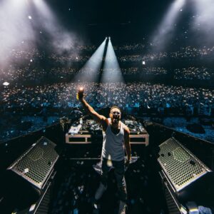 Jonas Blue Instagram - My biggest headline show to date yet in Tokyo! I will never forget this night. Thank you to everyone who came out to party and also to all of the incredible artists who came to perform on stage with me. I was also super blessed to have my family with me to witness the show. I can’t wait for round 2 tonight in a sold out Osaka! Let’s go! 🇯🇵🫶🏼💙

📸: @jordanmarchand_cv