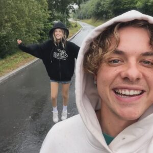 Jonas Ems Instagram - ein bisschen liebe tut meinem feed eigentlich mal ganz gut, dachte ich ❤️‍🩹🥹