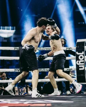 Jonas Ems Instagram - Was eine Nacht 🔥🥊🐷🦴 | Ich verspreche, wenn ich sage, dass ich diese Zeit so schnell nicht mehr vergesse. Einmal weil ich daran erinnert wurde, wie dankbar ich für die Menschen sein kann, die mir auch an diesem Abend wieder gezeigt haben, dass sie hinter mir stehen, egal ob ich fliege oder falle ❤️ Was ein tolles Team ich mit @hakanthecoachdemir und @official.sweezy an meiner Seite hatte. 🫶🏻 Wie krass die Erfahrung war, in diesem Ring auf einen so bissig wie gnadenlos disziplinierten @crispyrob zu treffen, mit dem ich mitunter die physisch brutalsten 10 Minuten meines Lebens erleben durfte 🥵. Wie mächtig der von @pikayzoofficial geschrieben und produzierte Song „Stimme der Tiere“ beim Einlaufen in meinen Ohren gebebt hat 💚✨. Wie endlos froh ich bin, auch wenn einer meiner Mittelhandknochen sich für einige Zeit verabschiedet hat 🏥, diese Erfahrung gemacht zu haben. Es hat unglaublich gut getan und ich spüre, wie ich auch an diesem Erlebnis wachsen konnte. Danke allen für den Support, die Liebe und den Einsatz ❤️. Auf viele weitere, erinnerungswürdige Momente (vielleicht mit weniger Fäusten aber)

📸 von @witters_sportfotografie und @dermeusel und @leeonbeeon 

@crispyrob Wie konntest du nicht Angst vor mir haben, das letzte Bild juunge 😓😬