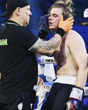 Jonas Ems Instagram - Was eine Nacht 🔥🥊🐷🦴 | Ich verspreche, wenn ich sage, dass ich diese Zeit so schnell nicht mehr vergesse. Einmal weil ich daran erinnert wurde, wie dankbar ich für die Menschen sein kann, die mir auch an diesem Abend wieder gezeigt haben, dass sie hinter mir stehen, egal ob ich fliege oder falle ❤️ Was ein tolles Team ich mit @hakanthecoachdemir und @official.sweezy an meiner Seite hatte. 🫶🏻 Wie krass die Erfahrung war, in diesem Ring auf einen so bissig wie gnadenlos disziplinierten @crispyrob zu treffen, mit dem ich mitunter die physisch brutalsten 10 Minuten meines Lebens erleben durfte 🥵. Wie mächtig der von @pikayzoofficial geschrieben und produzierte Song „Stimme der Tiere“ beim Einlaufen in meinen Ohren gebebt hat 💚✨. Wie endlos froh ich bin, auch wenn einer meiner Mittelhandknochen sich für einige Zeit verabschiedet hat 🏥, diese Erfahrung gemacht zu haben. Es hat unglaublich gut getan und ich spüre, wie ich auch an diesem Erlebnis wachsen konnte. Danke allen für den Support, die Liebe und den Einsatz ❤️. Auf viele weitere, erinnerungswürdige Momente (vielleicht mit weniger Fäusten aber)

📸 von @witters_sportfotografie und @dermeusel und @leeonbeeon 

@crispyrob Wie konntest du nicht Angst vor mir haben, das letzte Bild juunge 😓😬