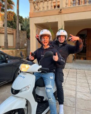 Jonas Ems Instagram - also folgendes: 🥹💍👨🏼‍❤️‍👨🏽 .. ok leider das nicht, aber dafür sind wir ab sonntag einfach 6 Wochen zusammen in den usa. freue mich auf jeden fall mies auf die zeit, auch wenn @loriszimmerli ziemlich anstrengend werden kann.. 🙂😂 haha wird sehr cool, ich werde auf jeden fall seeehr viel vloggen und ganz viel berichten. seid gespannt! 🤍