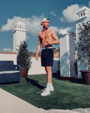 Jonas Ems Instagram - sonnige grüße von eurem lieblings fitness influencer ❤️ das letzte bild geht an das deutsche wetter