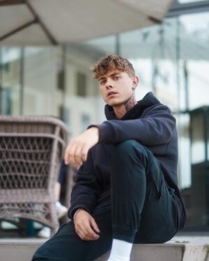 Jonas Ems Instagram - ich mag das zweite bild lieber 🥴