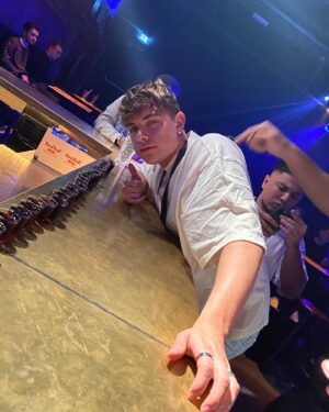 Jonas Ems Instagram - ich mag das zweite bild lieber 🥴